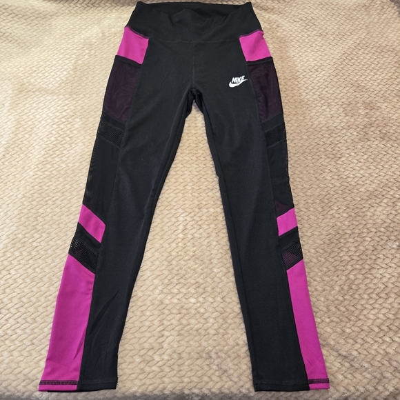 Nike Ladies Black and Fushia Leggings. With Mesh Sides And Pockets - Picture 2 of 15